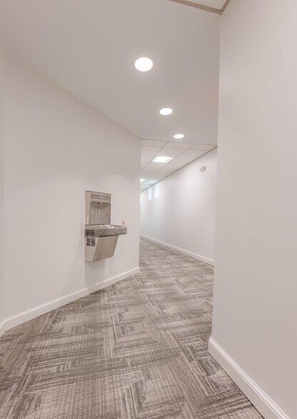 More Photos Of 8510 McAlpine Park Dr, Charlotte Unknown For Lease