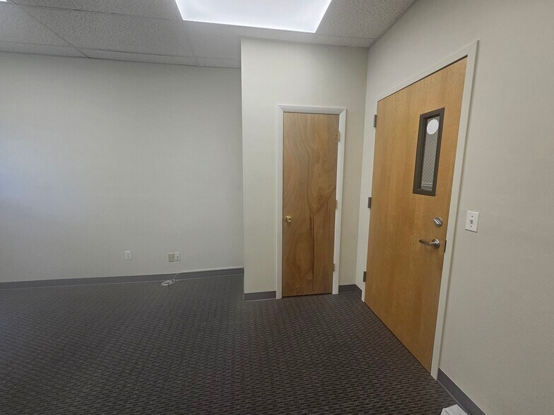 More Photos Of 125 S Wellwood Ave, Lindenhurst Office For Lease