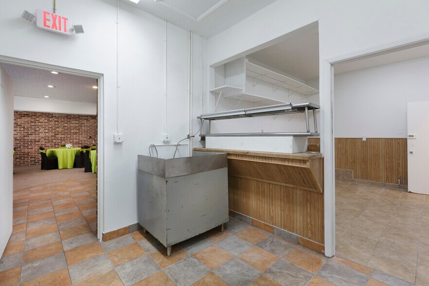 More Photos Of 8016 Arlington Expy, Jacksonville Hotel For Lease