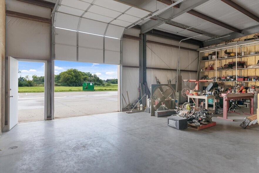 More Photos Of 21891 Highway 80, Wills Point Flex For Lease