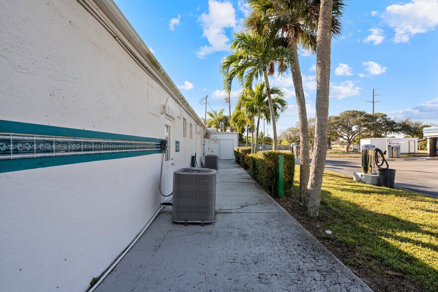 More Photos Of 599 Sherwood Ave, Satellite Beach General Retail For Lease