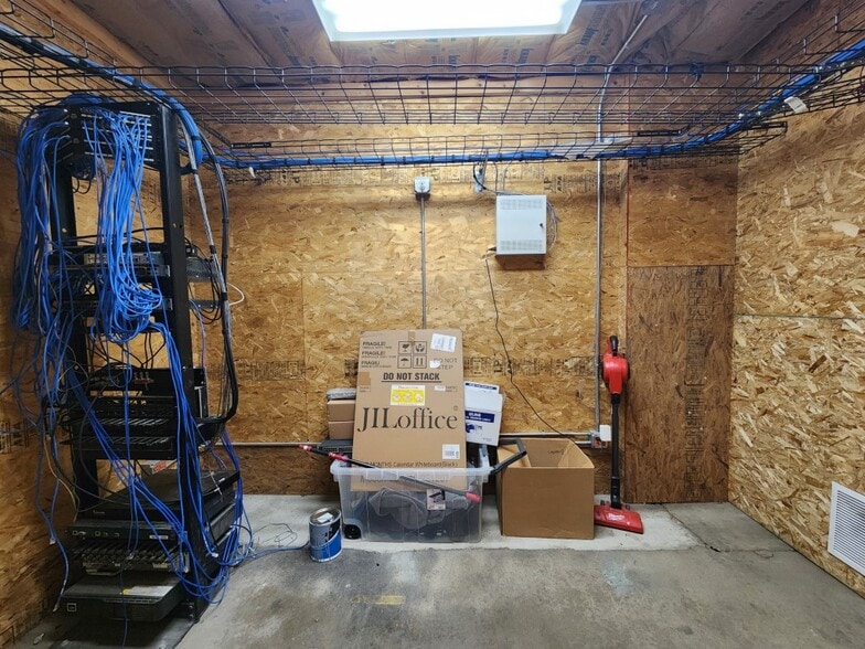 More Photos Of 702 S Delaware Ave, Mason City Light Manufacturing For Lease