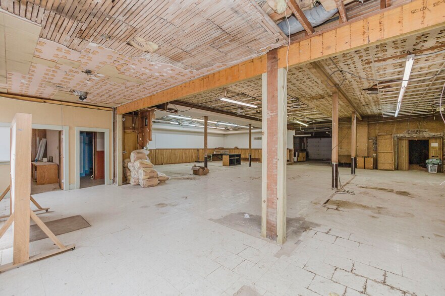 More Photos Of 110 N Poplar St, Hutchinson Warehouse For Sale