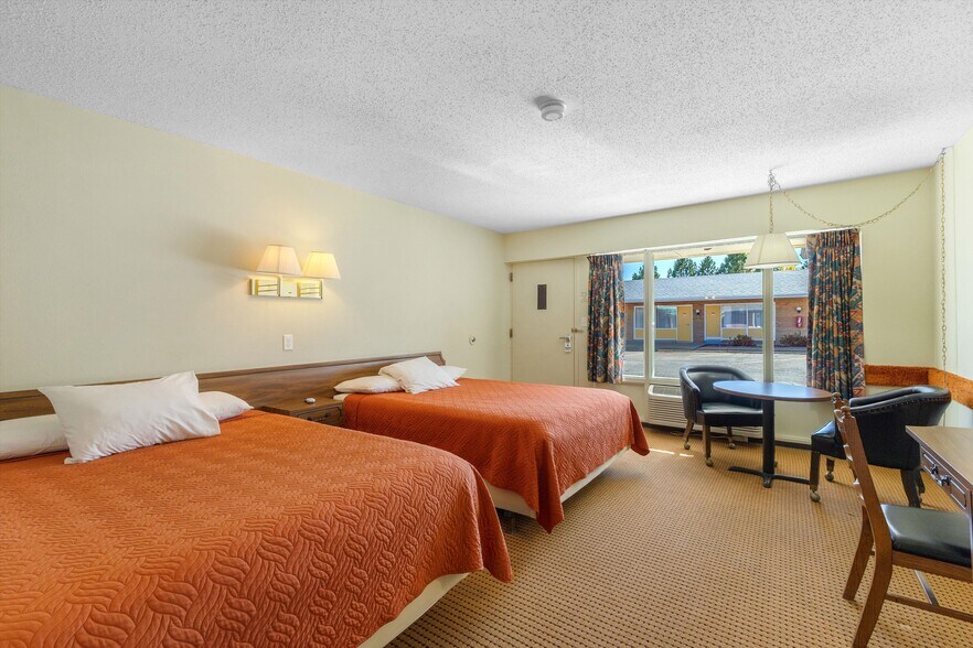 More Photos Of 1354 S 2nd St, Raton Hotel For Sale