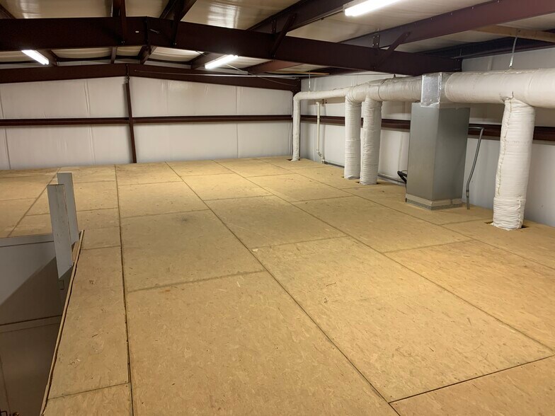 More Photos Of 5424 W Oak St, Palestine Showroom For Lease