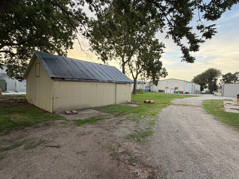 More Photos Of 621 N Hickory St, Mcpherson Office For Sale