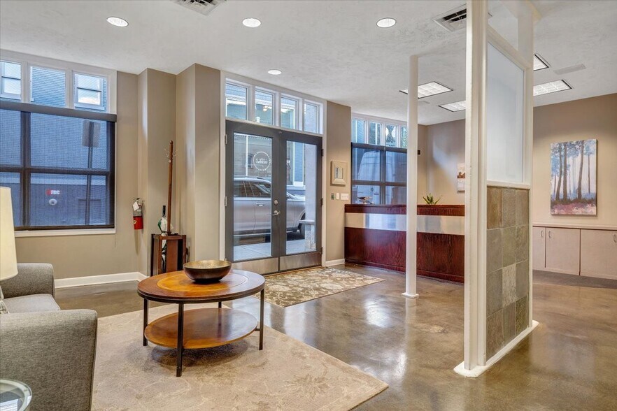 More Photos Of 131 Kirk Ave SW, Roanoke Office For Sale