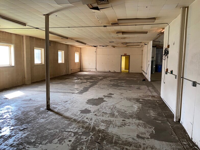 More Photos Of 221 W Cherry St, Butler Manufacturing For Lease