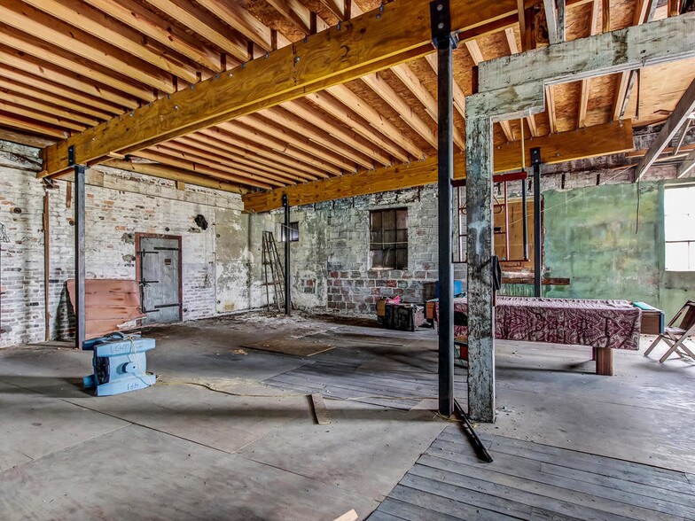 More Photos Of 525 Beaver St, Jacksonville Cemetery Mausoleum For Lease