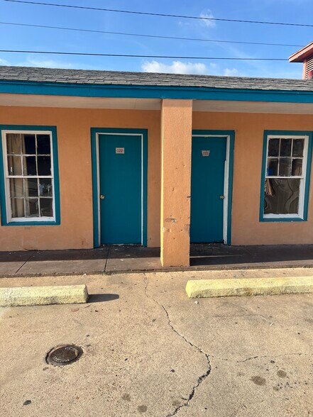 More Photos Of 1604 N University Ave, Lafayette Hotel For Sale