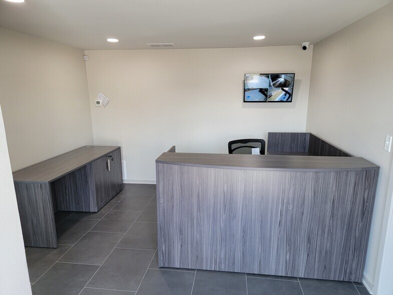 More Photos Of 1604 S Moody St, White Oak Warehouse For Lease