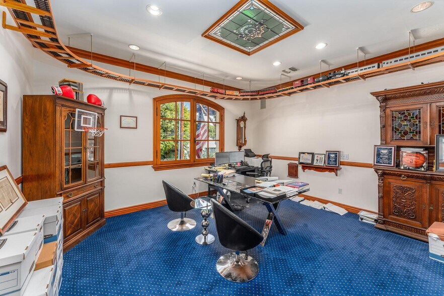 More Photos Of 8752 Holloway Dr, West Hollywood Office For Lease