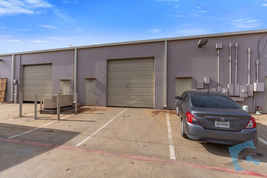 More Photos Of 525 S Nolen Dr, Southlake Light Manufacturing For Lease