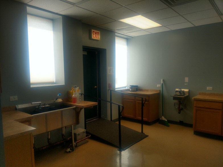 More Photos Of 5400-5406 W Devon Ave, Chicago Storefront Retail Office For Lease