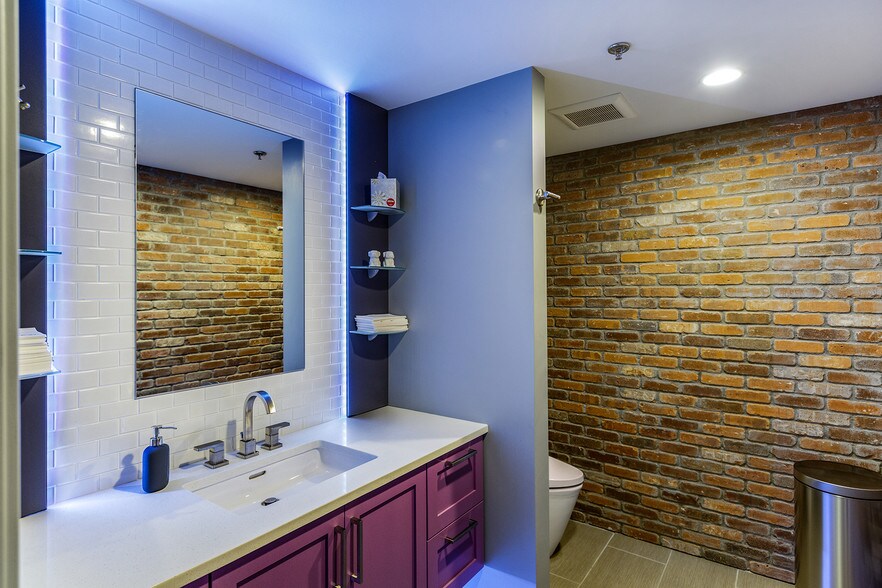 More Photos Of 10 Draper St, Woburn Warehouse For Sale