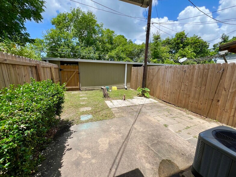 More Photos Of 1039 N Chenango St, Angleton Apartments For Sale