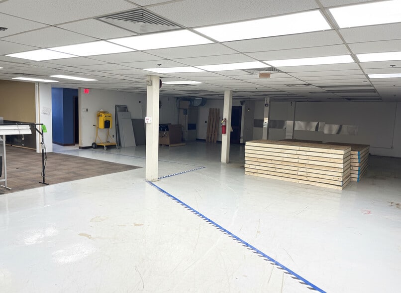 More Photos Of 508 N Detroit St, Warsaw Manufacturing For Sale