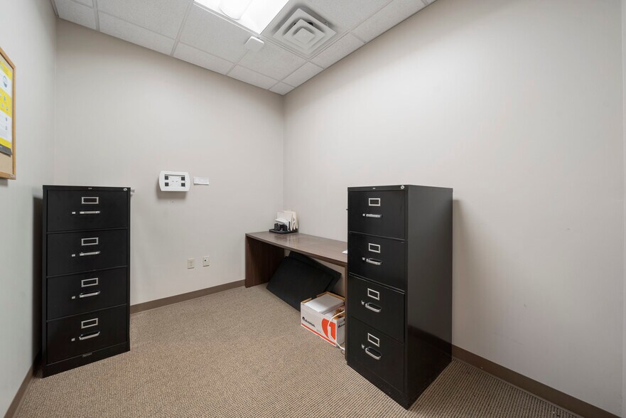 More Photos Of 7447 Riverside Pky, Tulsa Bank For Lease