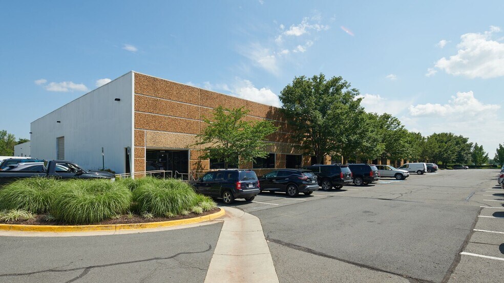 More Photos Of 22660 Executive Dr, Dulles Unknown For Lease