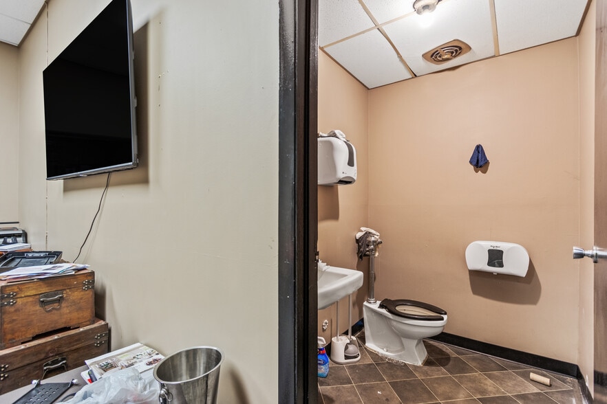 More Photos Of 1862 LATHAM St, Memphis Warehouse For Sale