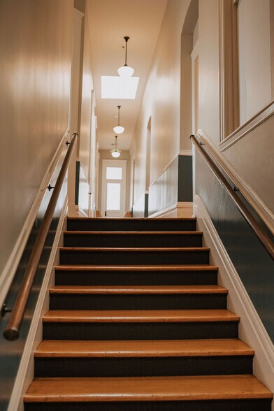 More Photos Of 105-135 Liberty St NE, Salem Storefront Retail Office For Lease