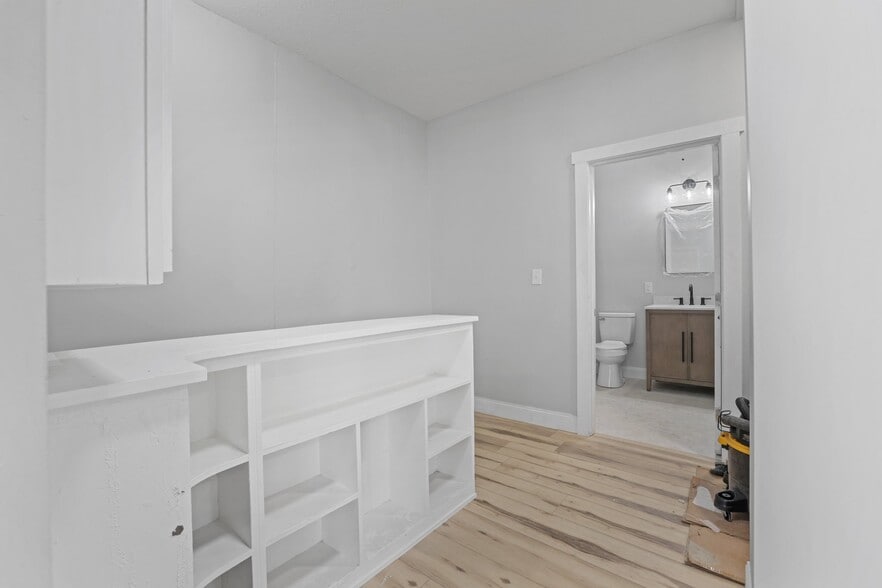 More Photos Of 1890 S High St, Columbus Light Distribution For Sale