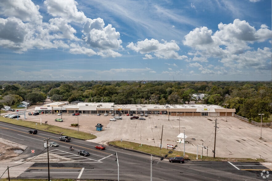 More Photos Of 493-519 N Downing Rd, Angleton Unknown For Lease