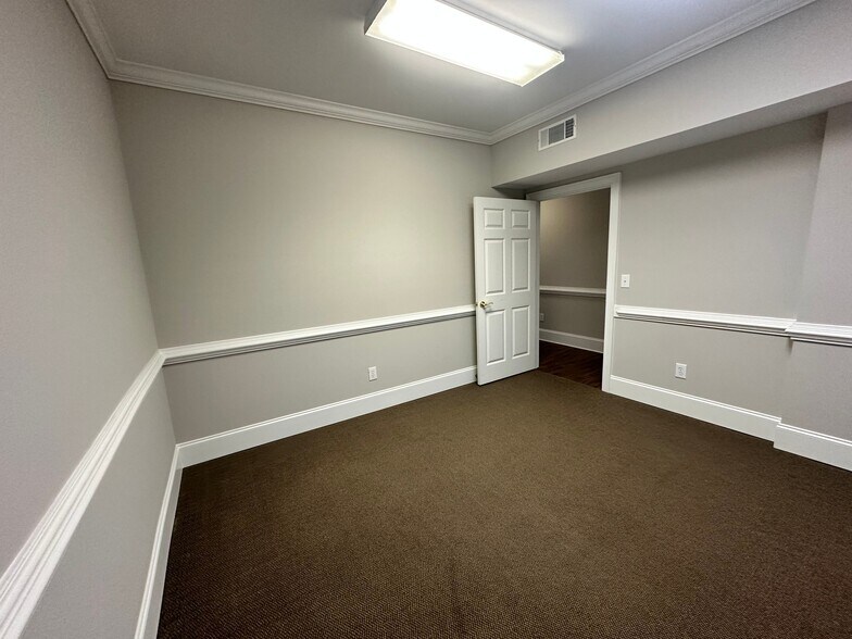 More Photos Of 327 Dahlonega St, Cumming Medical For Sale