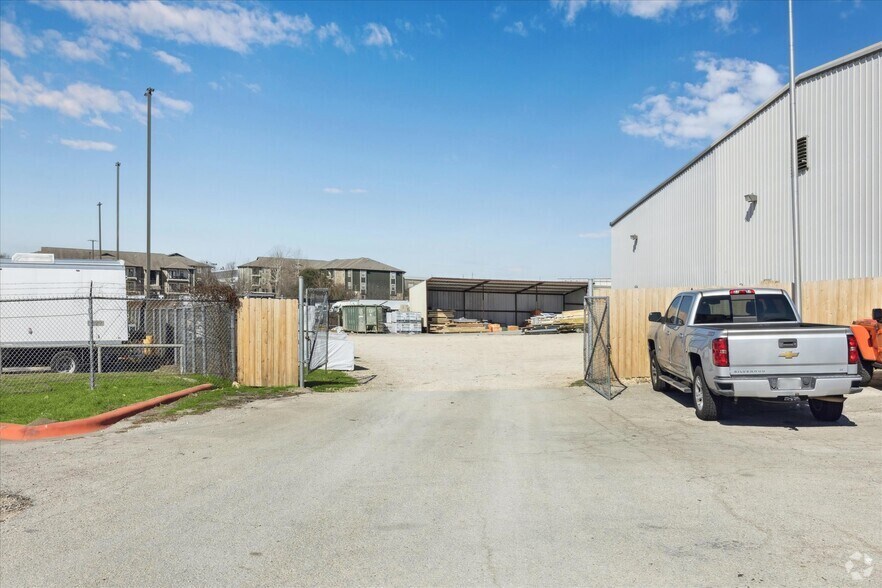 More Photos Of 16806 I-35 S, Buda Showroom For Lease