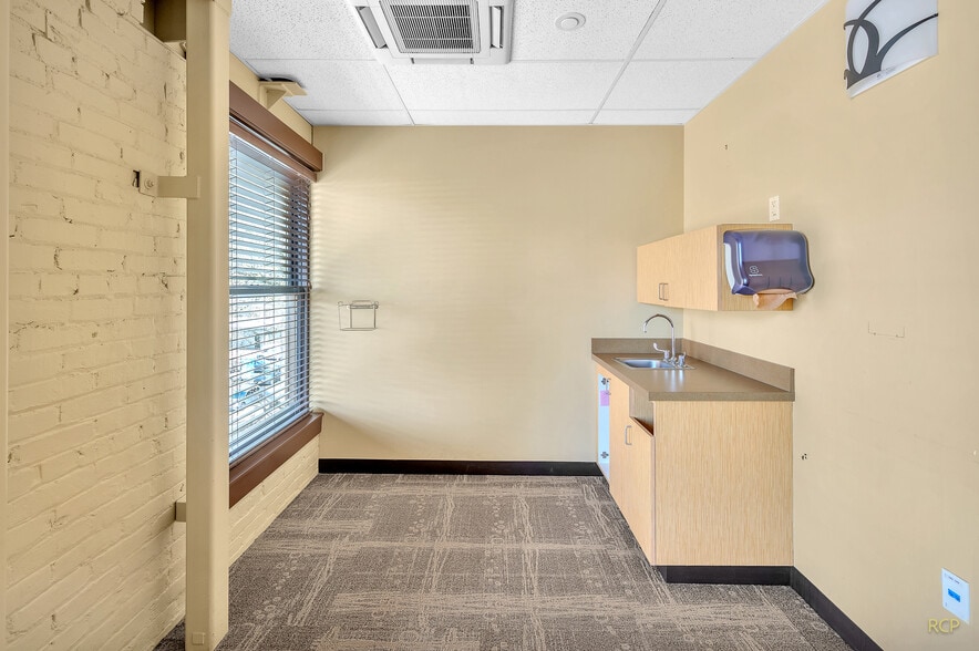 More Photos Of 75 NW Couch St, Portland Medical For Lease