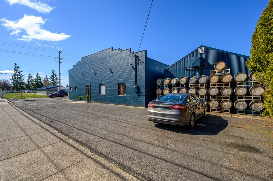 More Photos Of 475 NE 17th St, Mcminnville Storefront For Sale