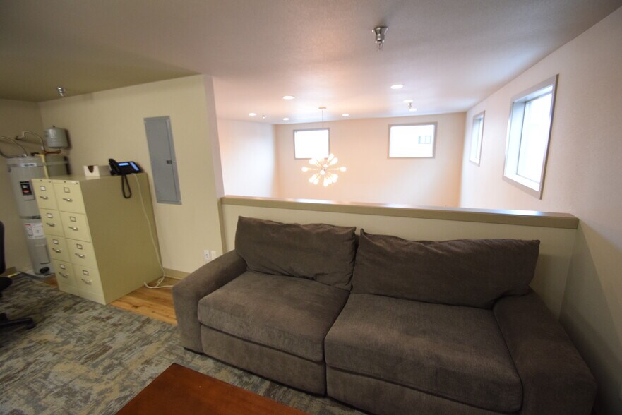 More Photos Of 611 NE Jackpine Ct, Redmond Distribution For Lease