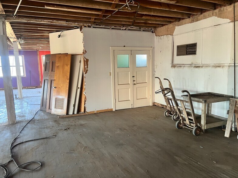 More Photos Of 1305 S 1st St, Abilene General Retail For Sale