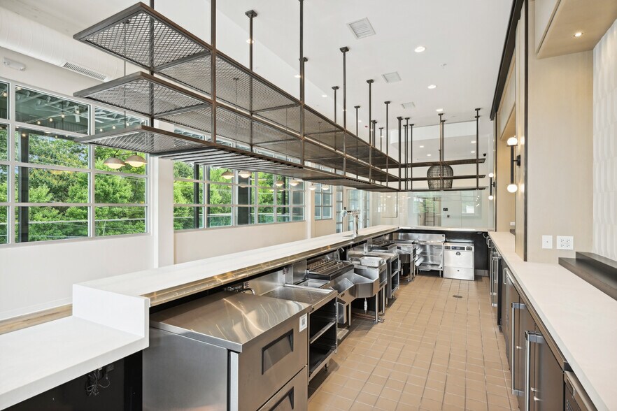 More Photos Of 159 Armour Dr NE, Atlanta Showroom For Lease