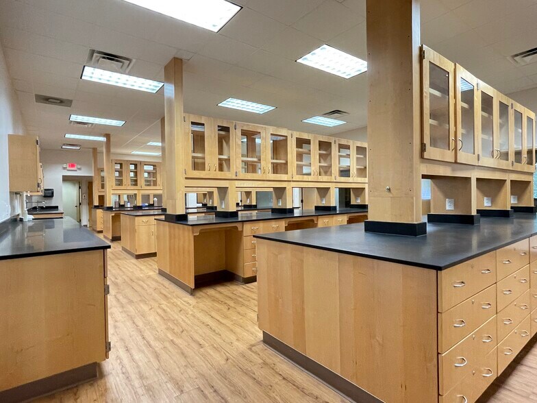 More Photos Of 13680 NW 104th Ter, Alachua Office For Sale