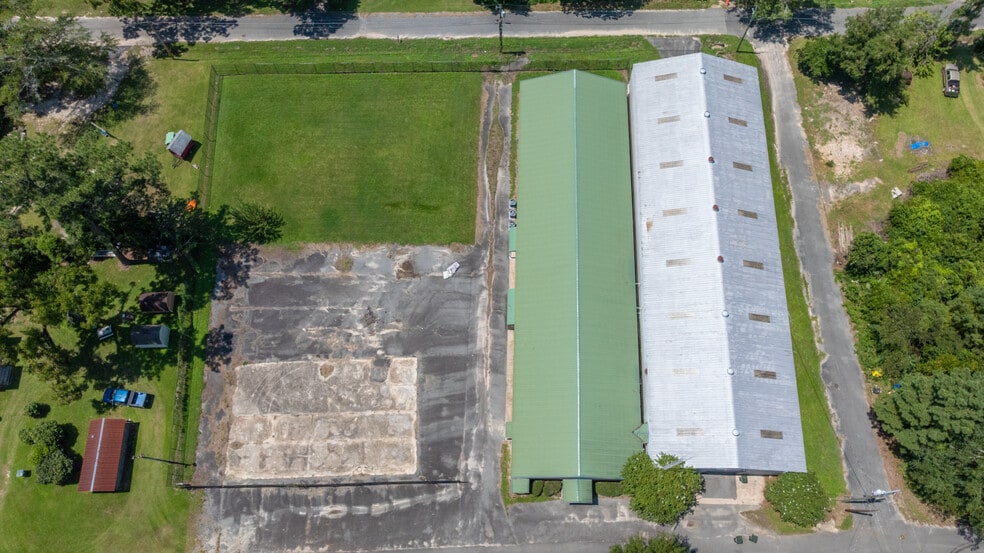 Primary Photo Of 510 N Walker St, Quitman Light Manufacturing For Sale