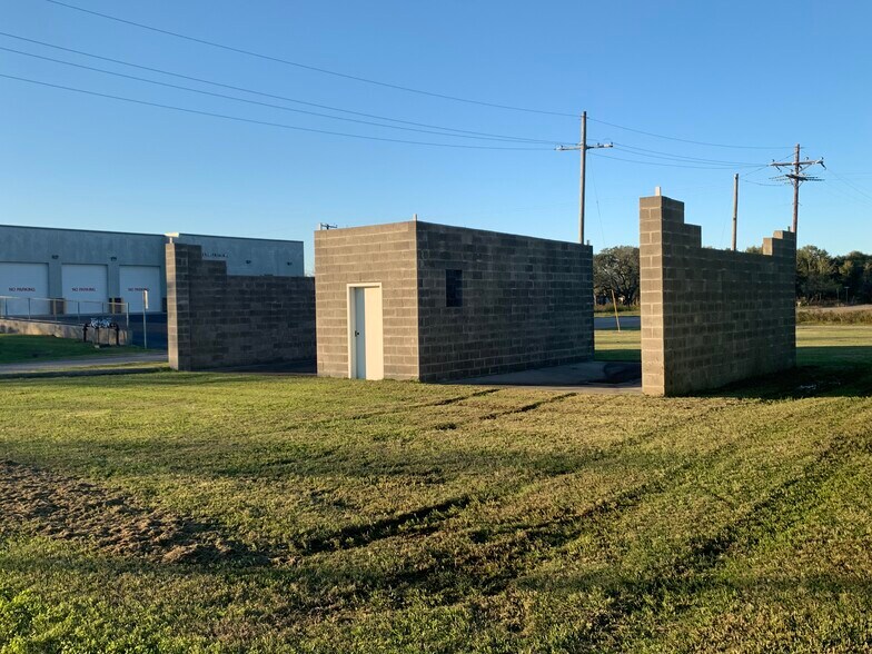 More Photos Of 220 W Bayshore Rd, Anahuac Marina For Sale