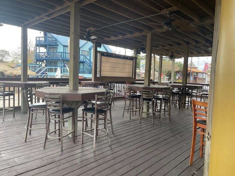 More Photos Of 605 6th St, Kemah Freestanding For Lease