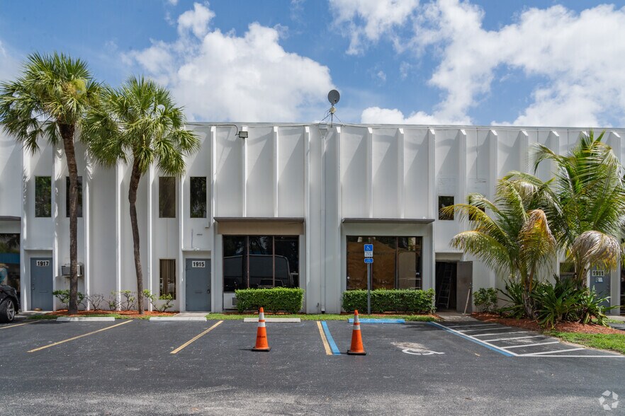 Primary Photo Of 1901-1923 Mears Pky, Margate Unknown For Lease