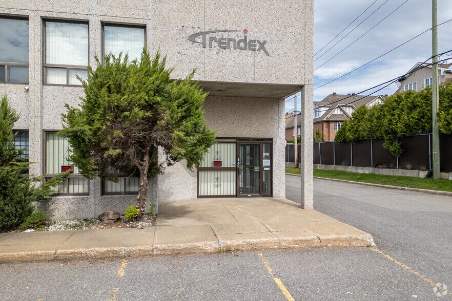 More Photos Of 2369-2395 Rue Rue Guénette, Saint-Laurent Light Distribution For Sale