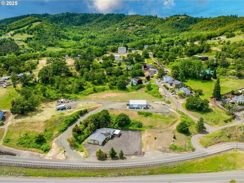 More Photos Of 161 Heritage Way, Roseburg Light Manufacturing For Sale