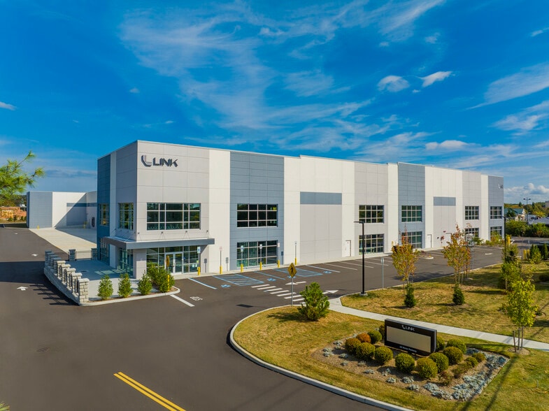 More Photos Of 60 Motor Pky, Commack Warehouse For Lease