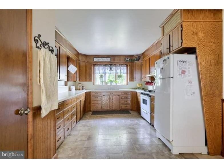 More Photos Of 240 Railroad Ave, Bird In Hand Flex For Sale