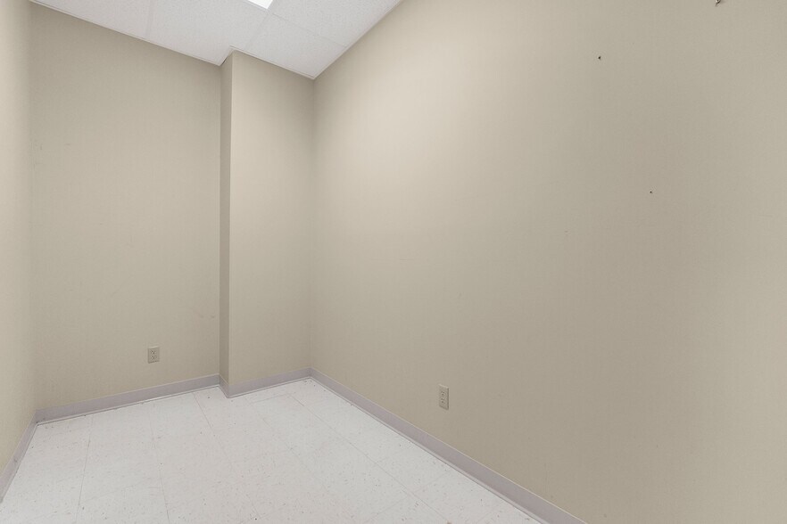 More Photos Of 8645 E Backwater Rd, North Webster Showroom For Lease