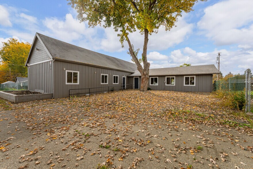Primary Photo Of 132 NE Rifle Range St, Roseburg Apartments For Sale