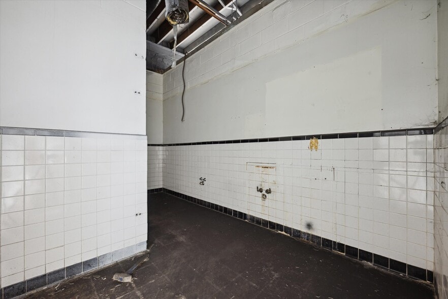 More Photos Of 969 Dixie Hwy, Rossford Freestanding For Lease