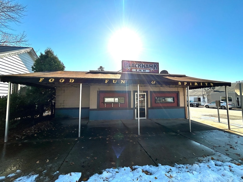 More Photos Of 257 W Main St, Westville Bar For Sale