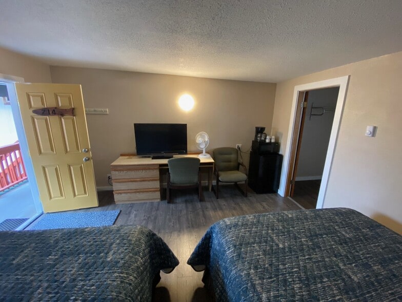 More Photos Of 126 Spruce St E, Ilwaco Hospitality For Sale