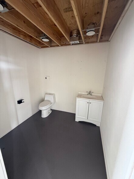 More Photos Of 13027 Harmon Rd, Fort Worth Warehouse For Lease