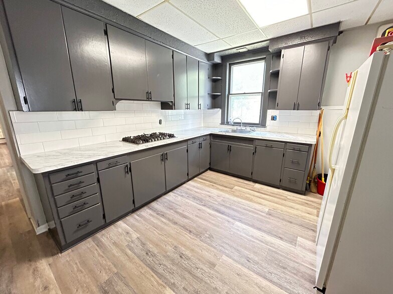 More Photos Of 300 4th St, Elyria Office Residential For Lease